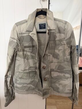Abercrombie & Fitch Neutral Camouflage Button-Up Jacket - Gray/Beige